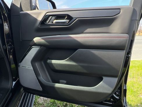 Used 2025 GMC Yukon AT4 Ultimate AWD/4WD image 9