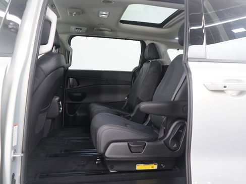 Used 2025 Kia Carnival SX Prestige image 21