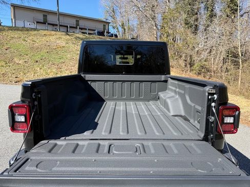 Used 2022 Jeep Gladiator Overland image 8