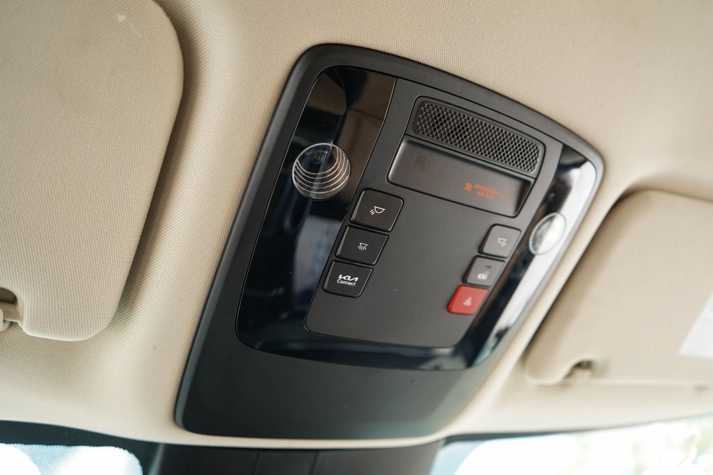 Used 2024 Kia Carnival EX FWD image 11