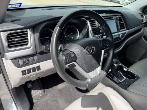 Used 2019 Toyota Highlander XLE AWD/4WD image 14