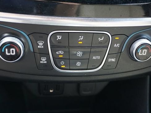 Used 2022 Chevrolet Traverse LS FWD image 16