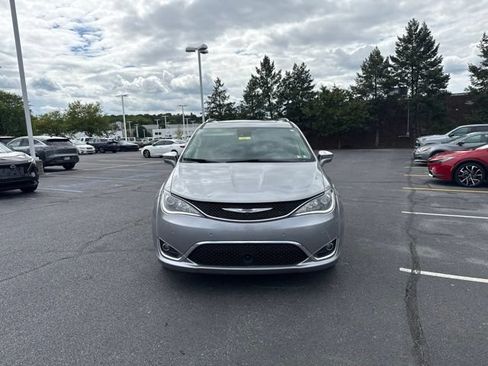 Used 2020 Chrysler Pacifica Limited w/ Tire & Wheel Group FWD image 2