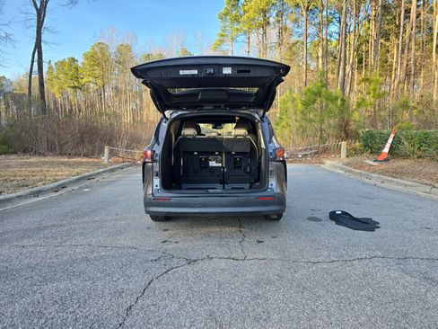 Used 2021 Toyota Sienna XLE image 12