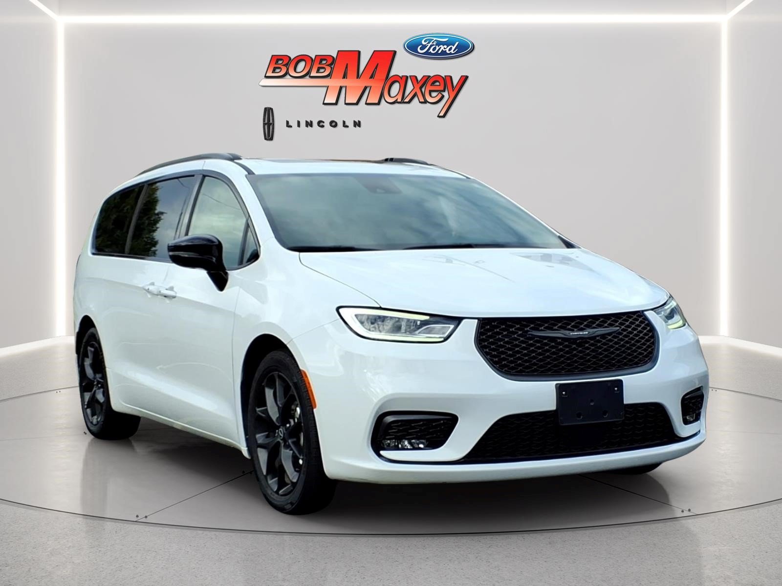 Used 2025 Chrysler Pacifica Limited FWD image 3