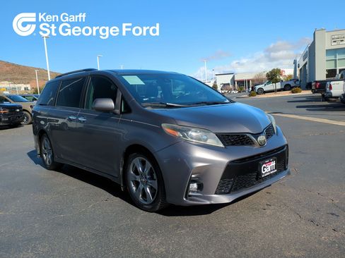 Used 2018 Toyota Sienna SE image 1
