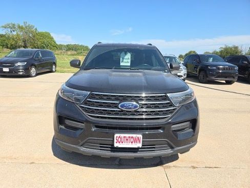 Used 2020 Ford Explorer XLT w/ Comfort Package AWD/4WD image 2