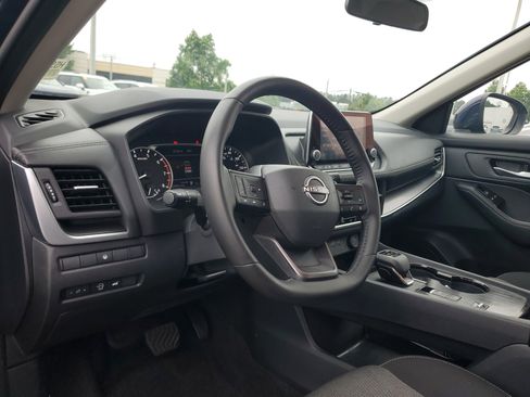 Used 2025 Nissan Rogue SV FWD image 14