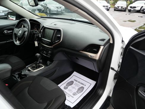 Used 2016 Jeep Cherokee Latitude w/ Safety/Convenience Group AWD/4WD image 17