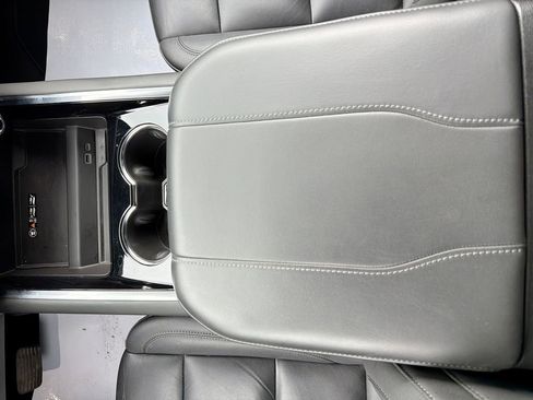 Used 2025 Chevrolet Suburban LT image 33