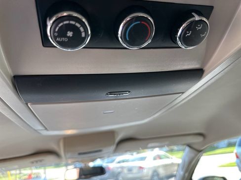 Used 2015 Chrysler Town & Country Touring image 14