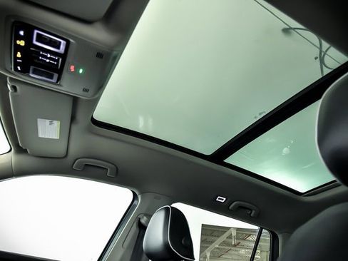 Certified 2025 Volkswagen Atlas SEL Premium R-Line image 8