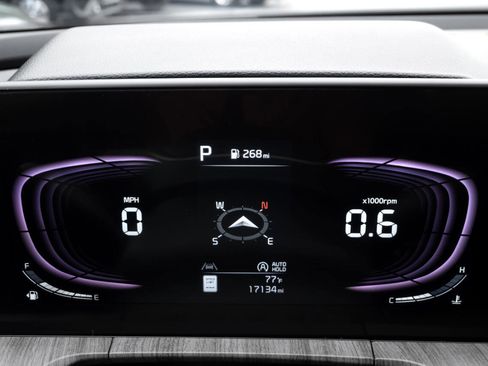 Used 2024 Kia Telluride EX w/ EX Captain's Chair Package image 3