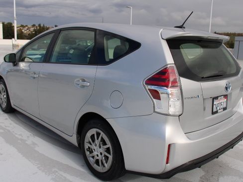 Used 2017 Toyota Prius V Five image 5