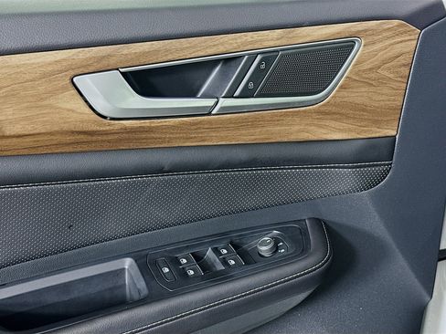 Used 2025 Volkswagen Atlas SE image 15