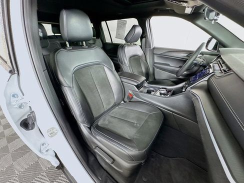 Used 2025 Jeep Grand Cherokee L Altitude image 30