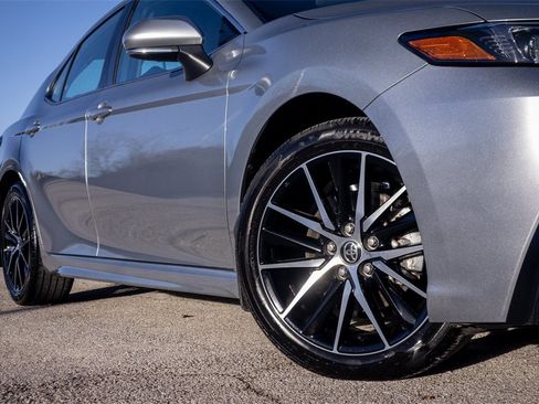 Used 2023 Toyota Camry SE image 2