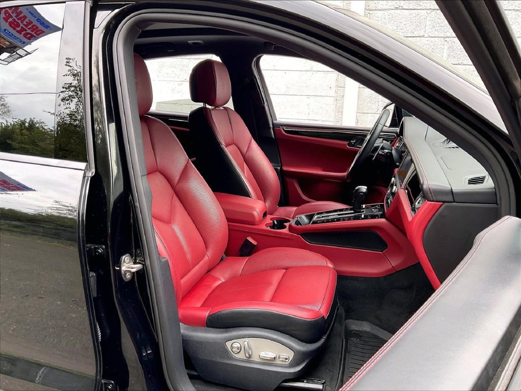 Certified 2023 Porsche Macan AWD/4WD image 12