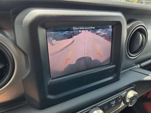 Used 2018 Jeep Wrangler Unlimited Sport S AWD/4WD image 32