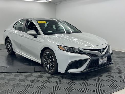 Used 2023 Toyota Camry SE image 2