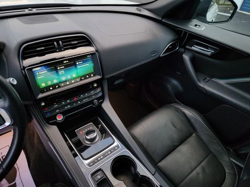 Used 2017 Jaguar F-PACE R-Sport image 13