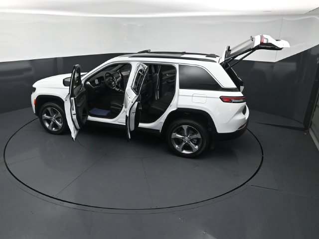 New 2026 Jeep Grand Cherokee Limited w/ Luxury Tech Group II AWD/4WD image 27