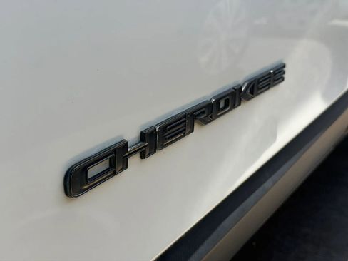 Used 2019 Jeep Cherokee Latitude Plus FWD image 23