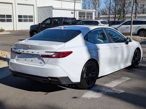 Used 2025 Toyota Camry SE image 3