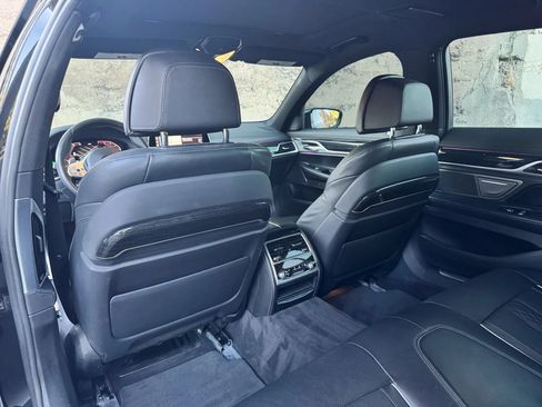 Used 2020 BMW 750i xDrive w/ M Sport Package AWD/4WD image 18