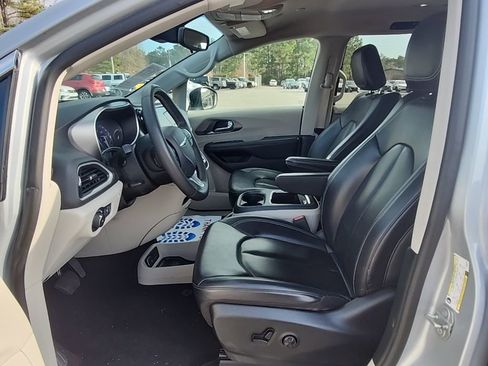 Certified 2023 Chrysler Pacifica Touring-L image 31
