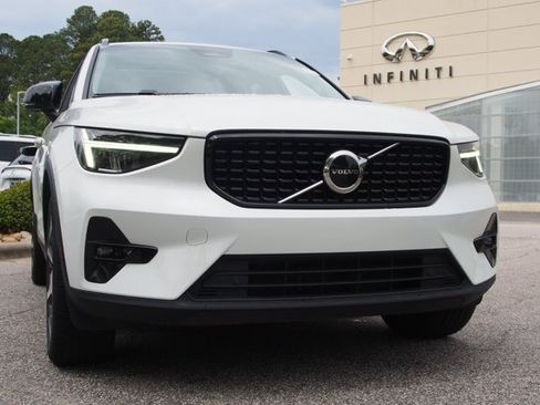 Used 2023 Volvo XC40 B5 Plus AWD/4WD image 2