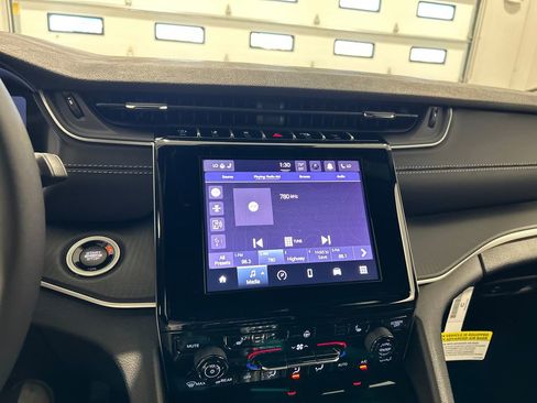 New 2025 Jeep Grand Cherokee Laredo w/ Luxury Tech Group I image 22