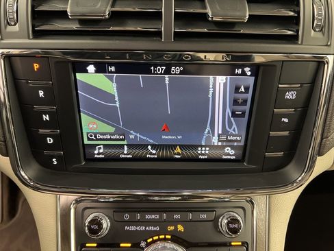 Used 2019 Lincoln Continental Select w/ Continental Climate Package image 11