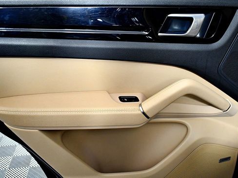 Used 2019 Porsche Cayenne image 41