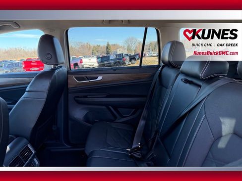 Used 2024 Volkswagen Atlas SE image 9