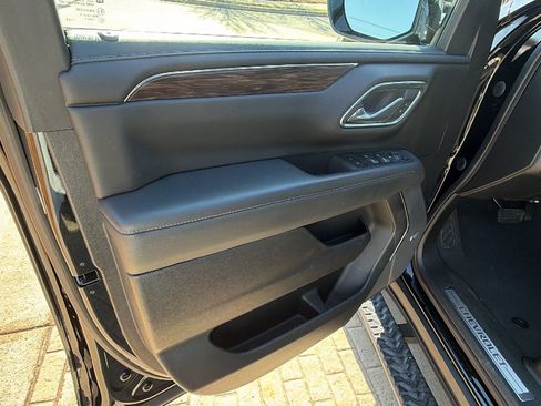 Used 2023 Chevrolet Suburban Z71 image 14