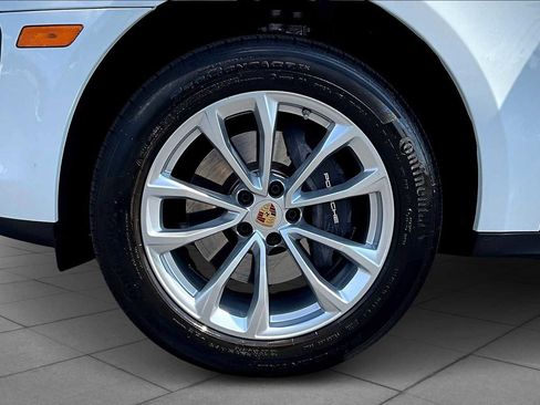 Used 2025 Porsche Macan image 19