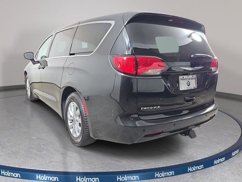 Used 2017 Chrysler Pacifica Touring w/ Tire & Wheel Group FWD image 8