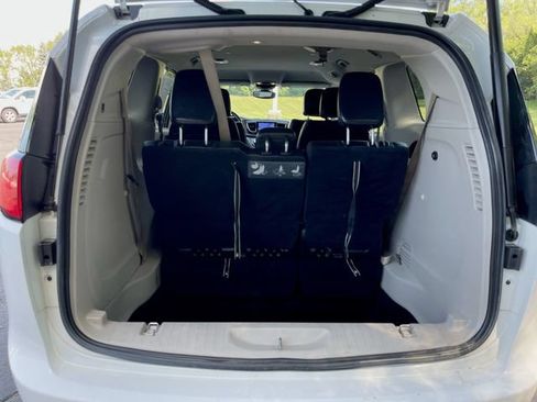 Used 2017 Chrysler Pacifica Touring-L w/ Tire & Wheel Group FWD image 26