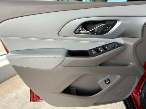 Used 2020 Chevrolet Traverse LT w/ LT Premium Package FWD image 12