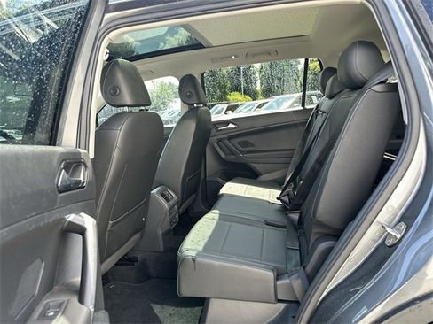 Used 2018 Volkswagen Tiguan SE w/ Panoramic Sunroof Package image 13