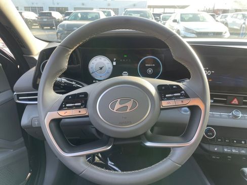 Used 2025 Hyundai Elantra SEL image 28