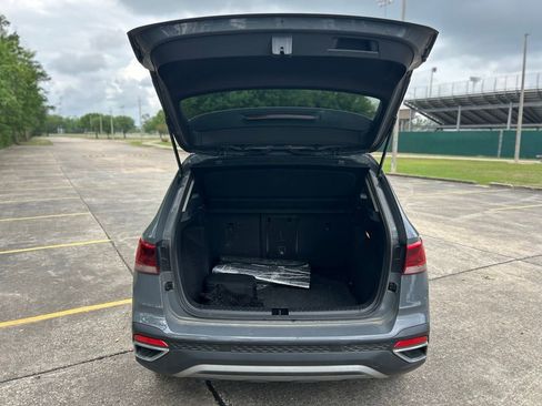 Used 2023 Volkswagen Taos SE w/ Panoramic Sunroof Package image 16