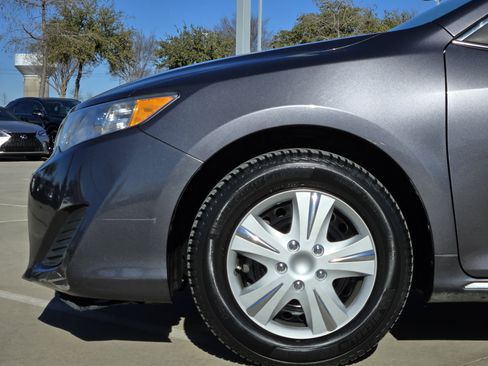Used 2014 Toyota Camry LE image 10