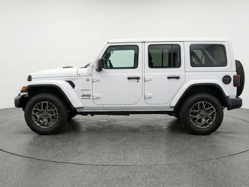 Used 2025 Jeep Wrangler Sahara image 5
