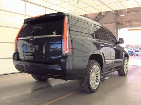 Used 2019 Cadillac Escalade Platinum image 2
