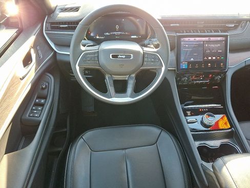 Certified 2025 Jeep Grand Cherokee Limited image 11