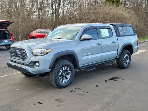 Used 2018 Toyota Tacoma TRD Off-Road image 2