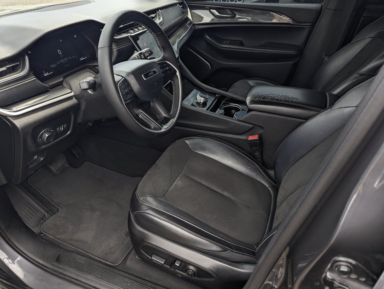 Used 2022 Jeep Grand Cherokee Altitude RWD image 9