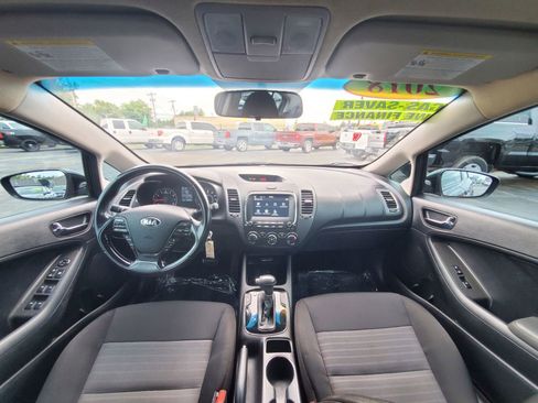 Used 2018 Kia Forte S image 2